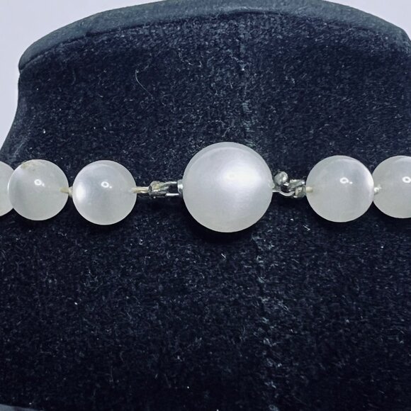 Vintage Chunky White Moonglow Graduated Bead Necklace (5662) - Picture 4 of 6